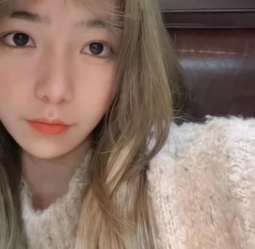 19岁的学生嫩妹，可 she~吻，jk制服